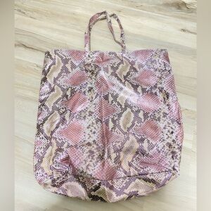 Just Cavalli Tote

Metallic/shimmery snake skin tote bag in great condition.